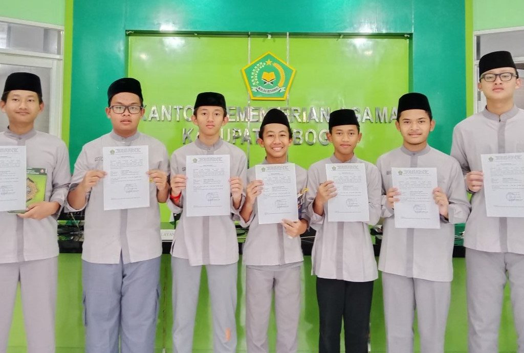 7 Siswa SMPTQ Al-Hidayah Bogor Lulus Sertifikasi Tahfiz Qur’an di Kemenag Kab. Bogor